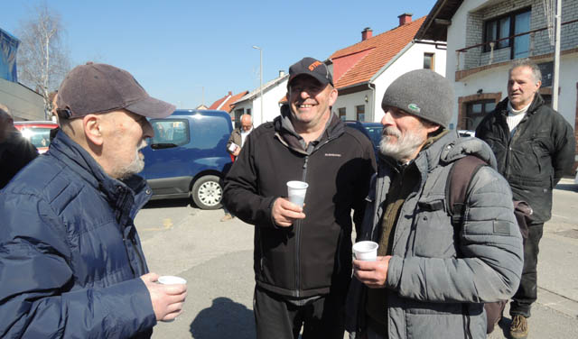 NA placu su stiglči brojni Ličani da probaju gracke ribice/Snimio Marko Čuljat                                                                                                                                                                            